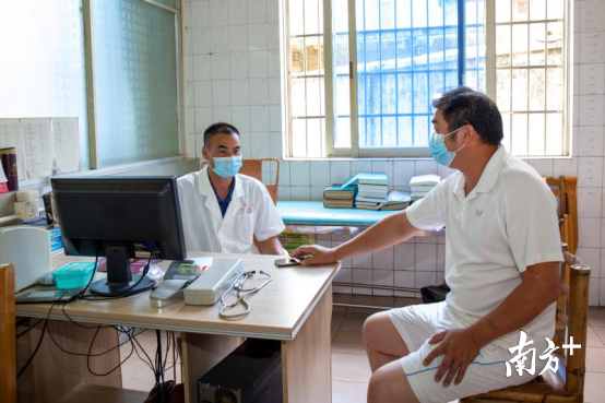 山塘醫(yī)院醫(yī)生張建忠為老李進(jìn)行復(fù)診。