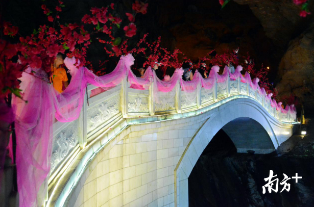 連州地下河鵲橋成為了“七夕網(wǎng)紅橋”。