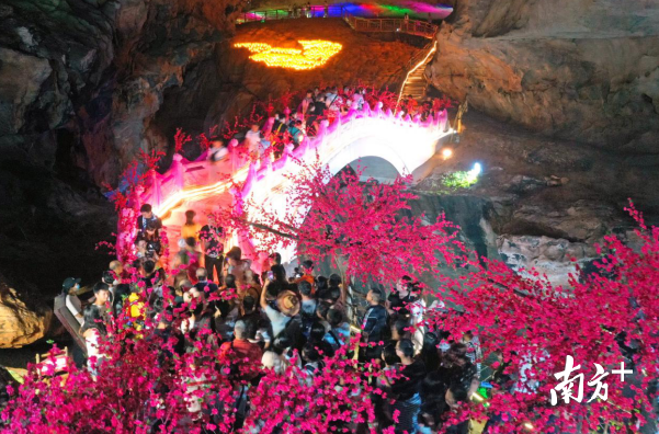 眾多游客到連州地下河的鵲橋體驗(yàn)游玩。