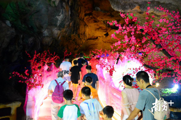 鵲橋布置好3天時(shí)間，已有1萬多名游客來游玩體驗(yàn)。