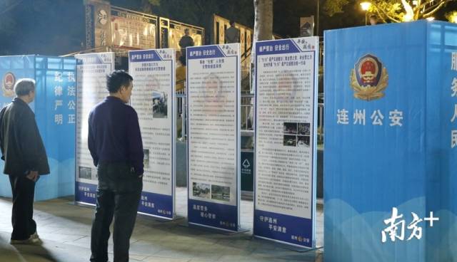 群眾觀看宣傳展板。段燦 攝