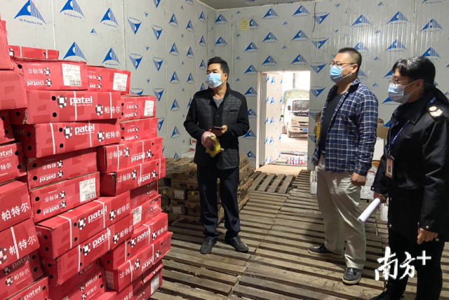 連州市市場監(jiān)督管理局局長吳飄揚對市區(qū)內(nèi)儲存進口冷凍肉產(chǎn)品的冰庫進行監(jiān)督檢查。