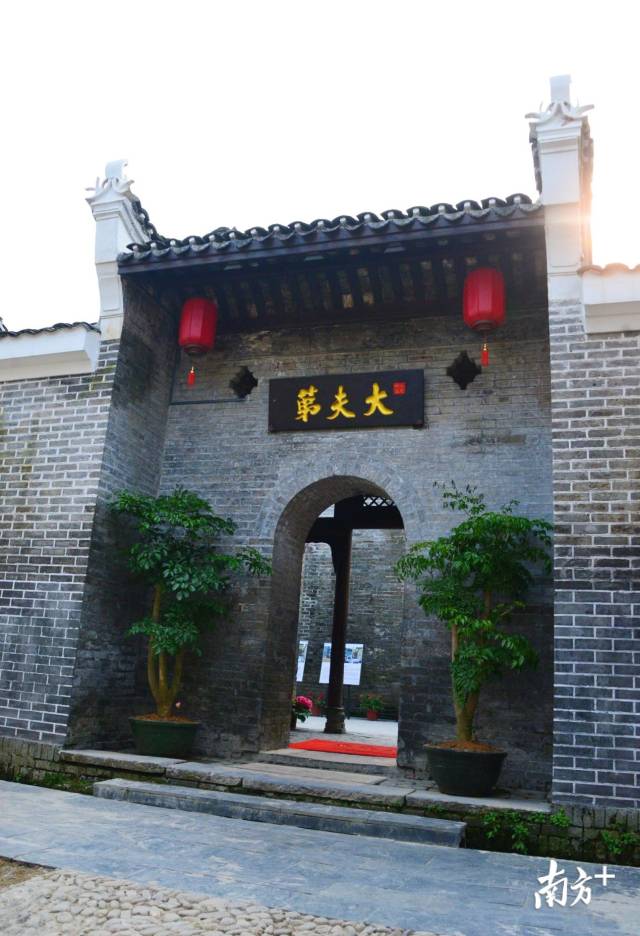 青磚藍(lán)瓦、重檐飛翹的“大夫第”民宿。黃津 攝