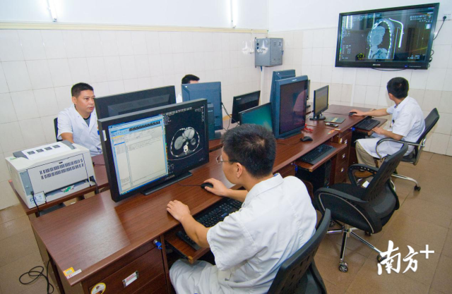 6個(gè)中心能讓鎮(zhèn)鄉(xiāng)的群眾實(shí)現(xiàn)在鎮(zhèn)衛(wèi)生院看病，一樣能享受到市區(qū)醫(yī)院的優(yōu)質(zhì)服務(wù)，實(shí)現(xiàn)讓數(shù)據(jù)多跑腿、群眾少跑腿。