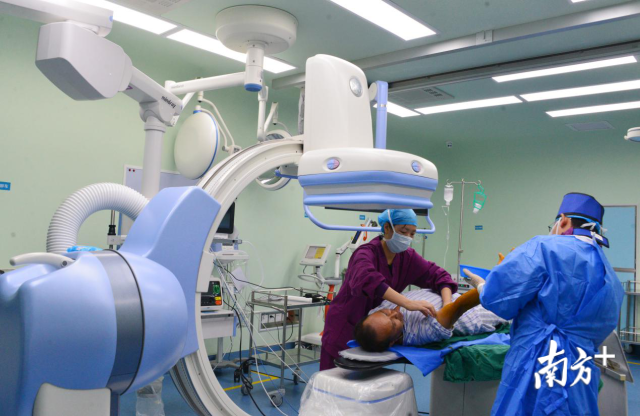 連州形成“基層檢查、基層收費(fèi)、上級(jí)診斷”就醫(yī)新格局，有效解決群眾“看病難、看病貴、看病遠(yuǎn)”難題。黃津 攝