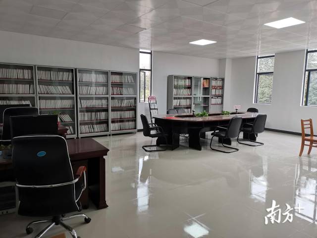 目前，連州市檔案館新館已建成使用，并已對(duì)外開(kāi)放社會(huì)查閱服務(wù)。