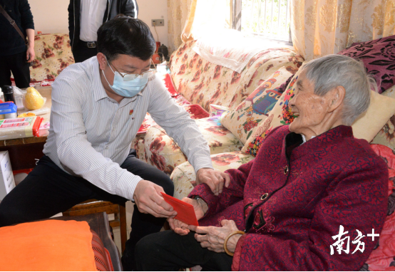 在黃廣珍家，唐慶衛(wèi)對老人噓寒問暖，送上慰問金，向老人拜個早年。黃津 攝