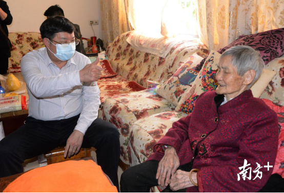 在百歲老人黃廣珍家，連州市長唐慶衛(wèi)豎起大拇指點贊老人。黃津 攝