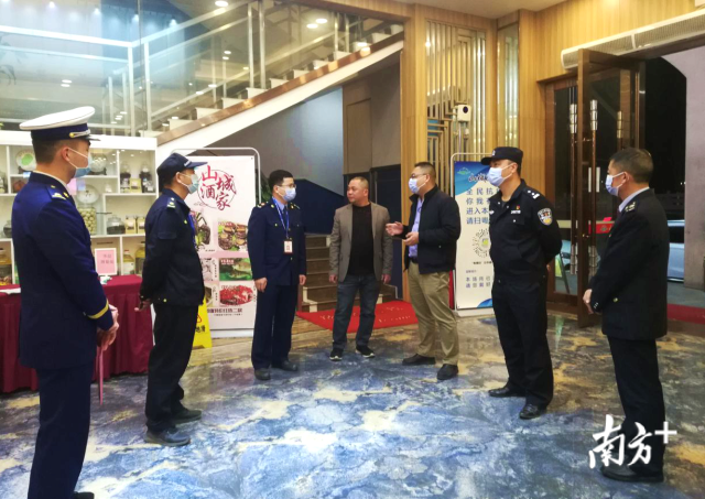 連州組建聯(lián)合檢查組對餐飲服務(wù)單位開展疫情防控和食品安全、消防安全檢查。