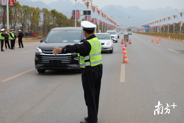 每天高峰期有近300名警力在主要交通路口站崗。