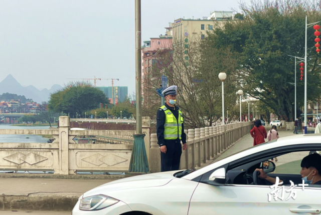 上午7點(diǎn)30分，連州市公安民警吳常超就來(lái)到了南門橋頭，開始了一天的交通路口站崗工作。