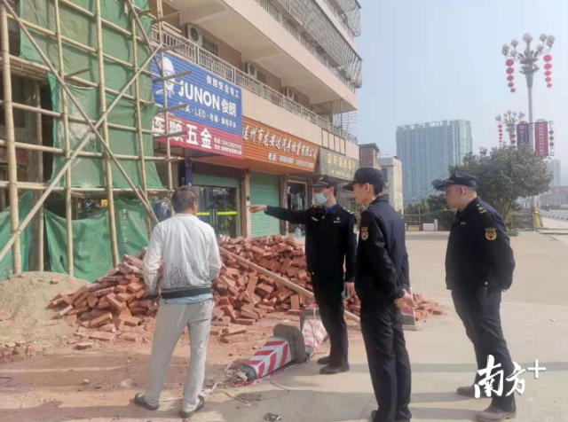 落實(shí)“門前三包”制度。