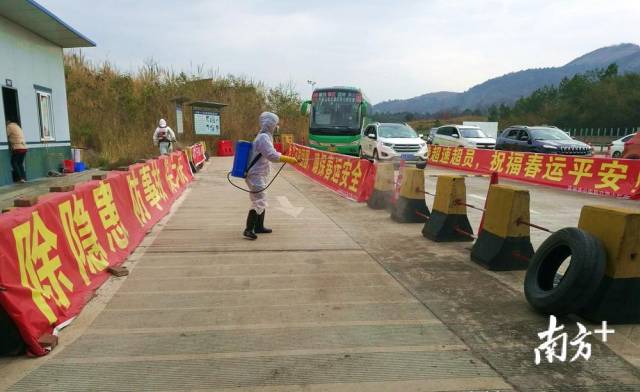 對省交界鳳頭嶺檢測點進行消毒。