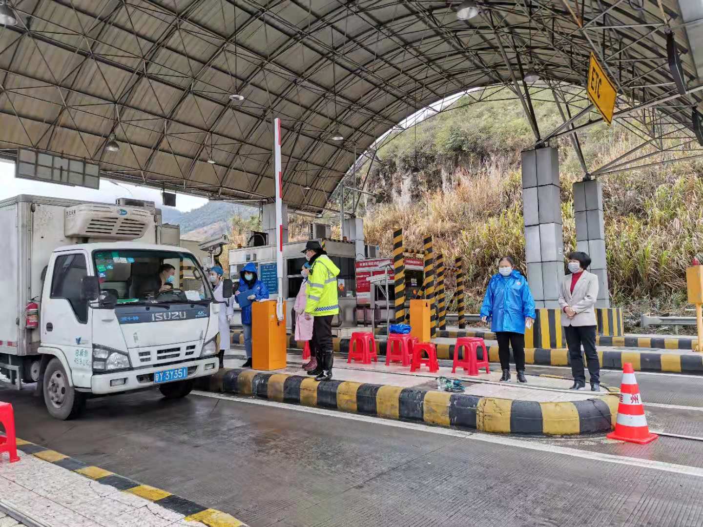 水足塘檢查站：值守人員對(duì)過往車輛、人員進(jìn)行排查