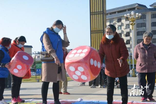 交通安全飛行棋游戲區(qū)。張曉欣 攝