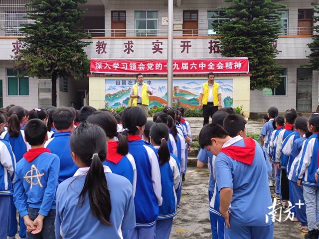 九陂鎮(zhèn)各中小學(xué)校開展未成年人防溺水安全教育宣傳。