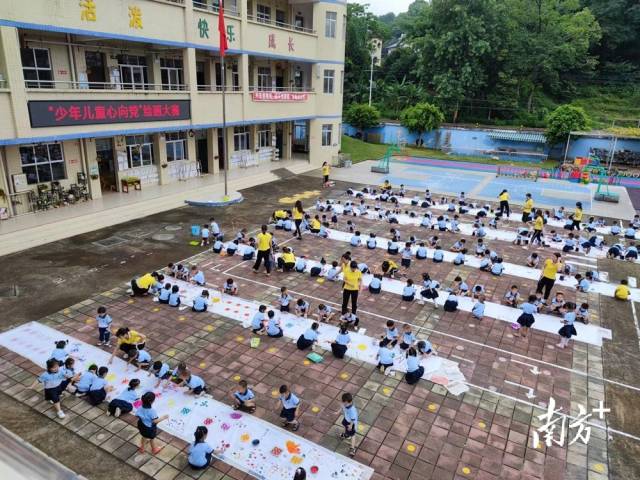 九陂鎮(zhèn)中心幼兒園開展“少年兒童心向黨”主題繪畫大賽。