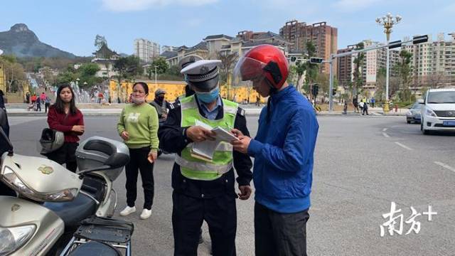 1日，連州交警上路展開專項(xiàng)整治。