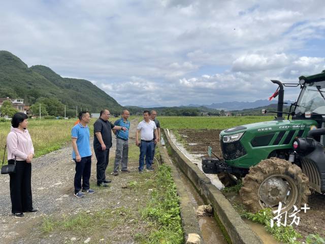 到田間查看耕地機(jī)工作情況。