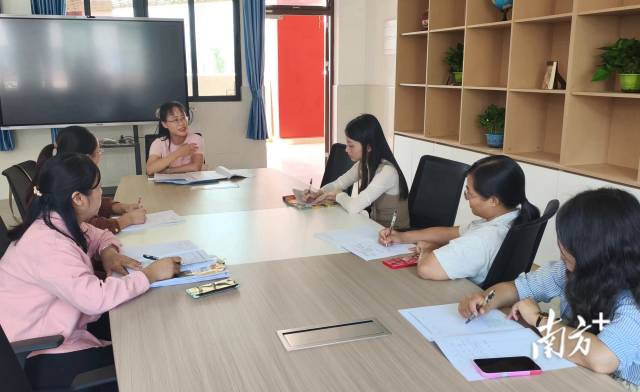 廣州市教育局選派廣州六中等名校骨干教師組成專家團隊幫扶提升連州教師業(yè)務水平。資料圖