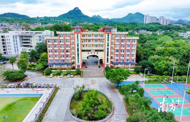 2025年，連州高考600分以上考生同比增長180%，中考總平均分連續(xù)兩年穩(wěn)居清遠市前列。圖為連州中學。曾亮超 攝