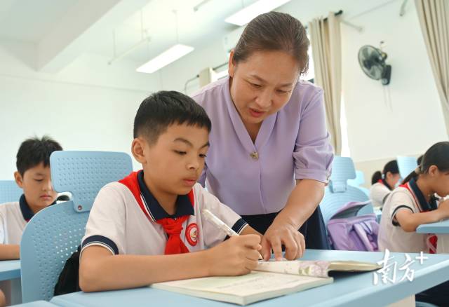 連州深化“縣管校聘”管理改革與“新強師工程”，促進教師隊伍專業(yè)化發(fā)展。黃津 攝