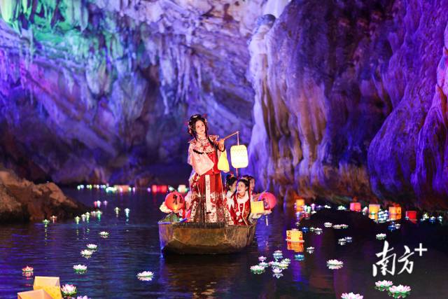 連州連續(xù)5年入選全國縣域旅游發(fā)展?jié)摿Π偌芽h，圖為連州地下河景區(qū)。