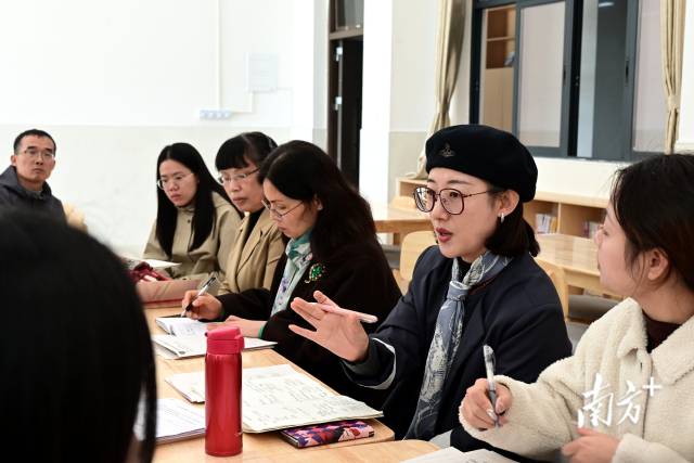 中山大學(xué)生命科學(xué)學(xué)院碩士、廣州第六中學(xué)生物高級(jí)教師劉華正在點(diǎn)評(píng)高一年級(jí)生物課教學(xué)展示。黃瀅 攝