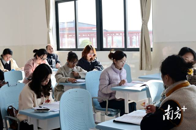 高二語文評(píng)課研討現(xiàn)場(chǎng)。黃瀅 攝