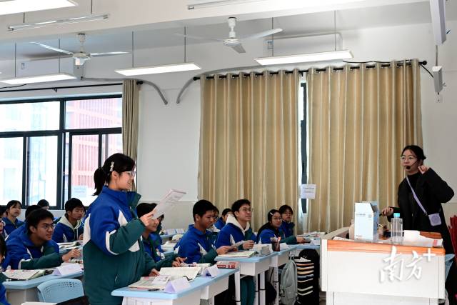 教學(xué)展示上，同學(xué)積極回答授課老師問題。黃瀅 攝