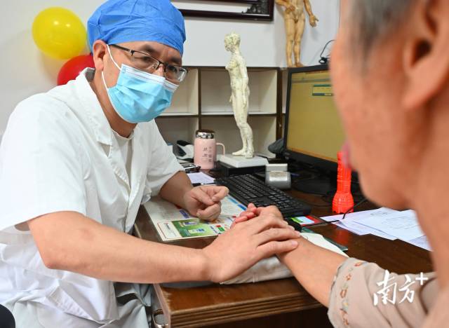 連州公立醫(yī)療機(jī)構(gòu)實(shí)施一次掛號管三天。黃津 攝