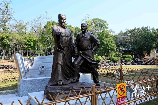 《區(qū)澤拒賞》雕像傳遞“公生明、廉生威”的廉潔理念。黃瀅 攝