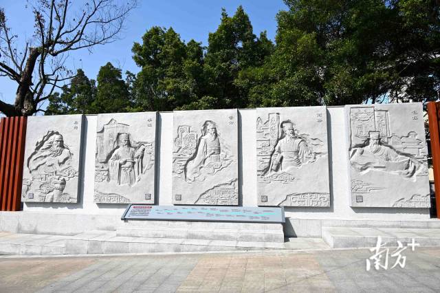 園內(nèi)《法治起源歷史長卷》浮雕生動勾勒從“蚩尤作刑”“皋陶造律”到現(xiàn)代法治建設的演進歷程。黃瀅 攝