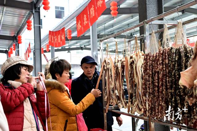 顧客挑選臘味。黃瀅 攝