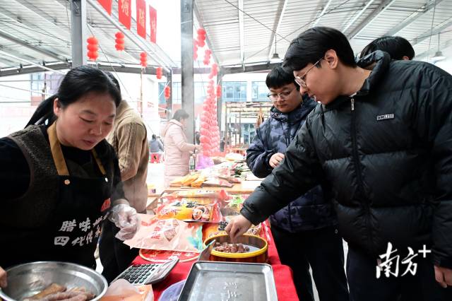 現(xiàn)場可免費(fèi)品嘗臘味。黃瀅 攝