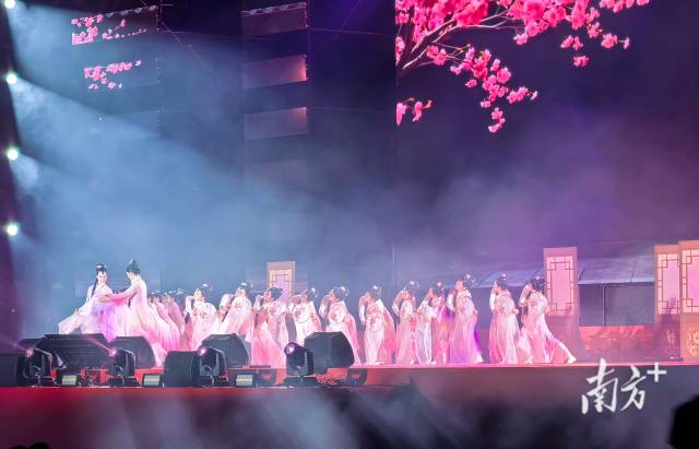 “騏驥迎春?星耀連州”2026連州市迎春晚會(huì)現(xiàn)場(chǎng)。黃津 攝