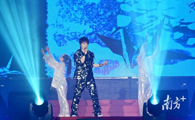 邰正宵攜《心要讓你聽見》《千紙鶴》《九百九十九朵玫瑰》《一千零一夜》等經(jīng)典金曲登場(chǎng)。黃津 攝