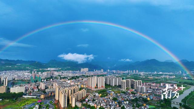 連州鎮(zhèn)確定“一二三五九”工作思路，力爭各項工作走在前列。邵海庭 攝