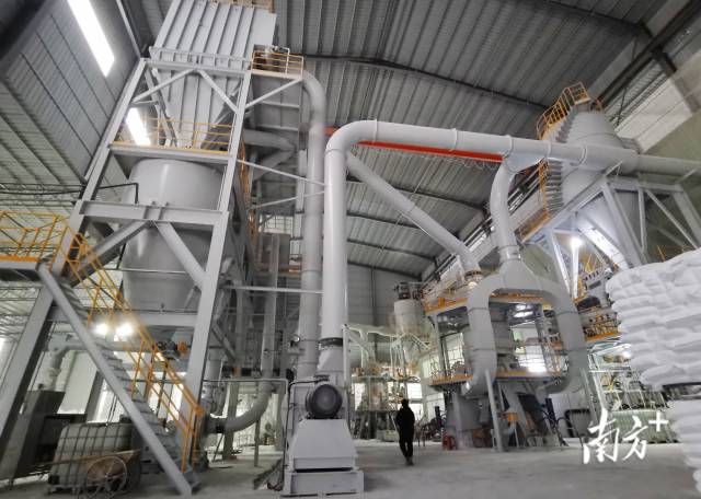 龍坪鎮(zhèn)全力做好新材料工業(yè)園建設(shè)，推動非金屬礦加工企業(yè)升級改造。黃津 攝