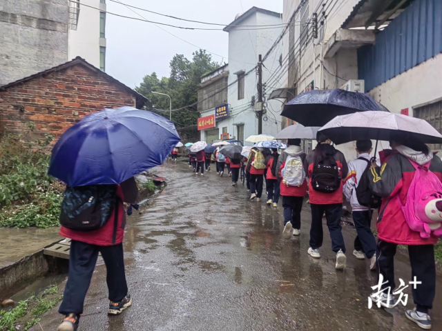 曾經(jīng)，慧光中學(xué)校門口道路積水嚴(yán)重，兩側(cè)明渠污水淤積、異味熏天，影響出行和人居環(huán)境。