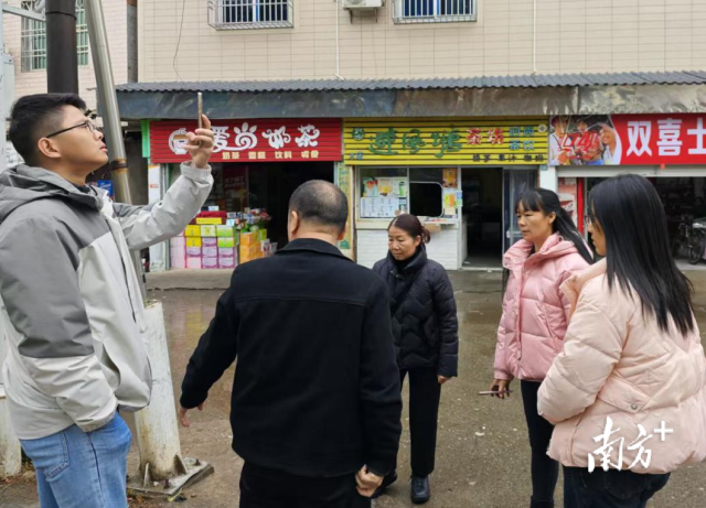 代表與觀察員現(xiàn)場調(diào)研。