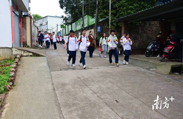 煥然一新的慧光中學(xué)校門口道路。黃津 攝